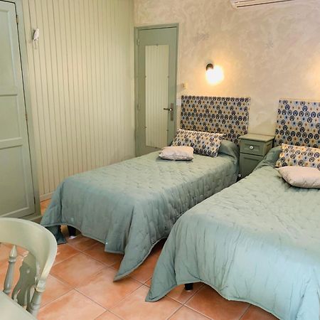 Logis Hotel Restaurant Hostellerie De La Tour Fontvieille Esterno foto