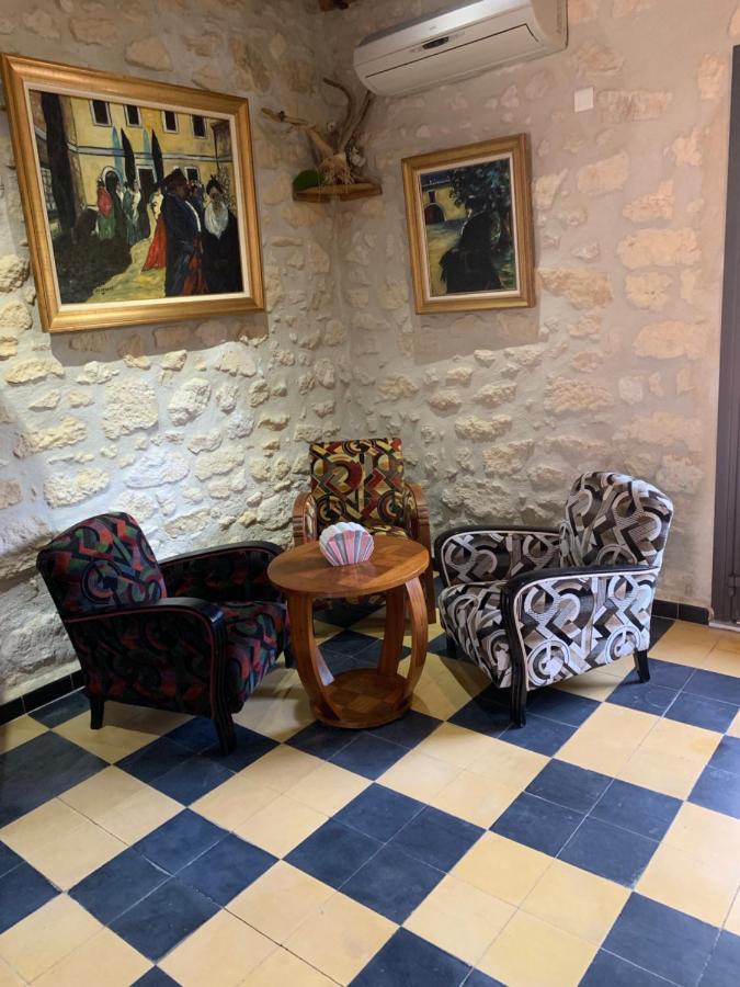 Logis Hotel Restaurant Hostellerie De La Tour Fontvieille Esterno foto