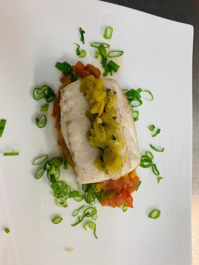 Logis Hotel Restaurant Hostellerie De La Tour Fontvieille Esterno foto