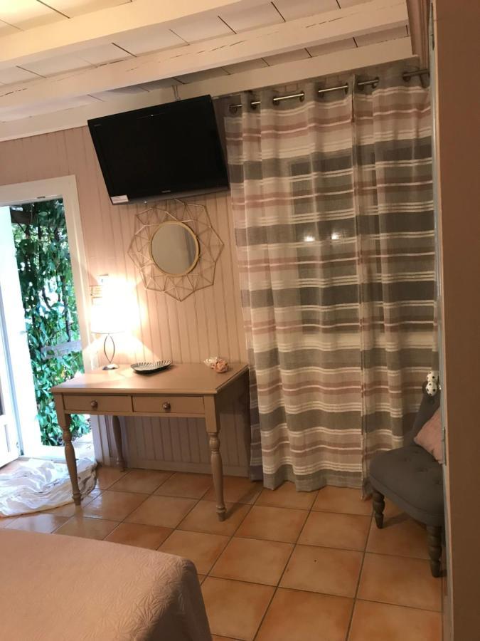Logis Hotel Restaurant Hostellerie De La Tour Fontvieille Esterno foto