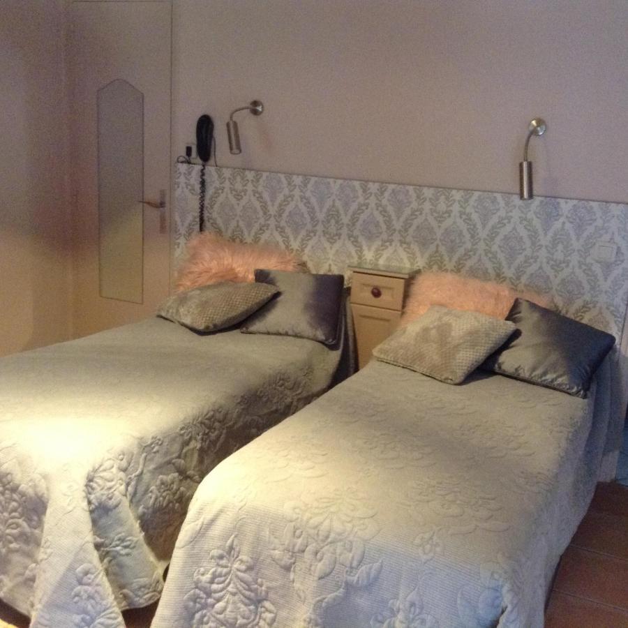 Logis Hotel Restaurant Hostellerie De La Tour Fontvieille Esterno foto