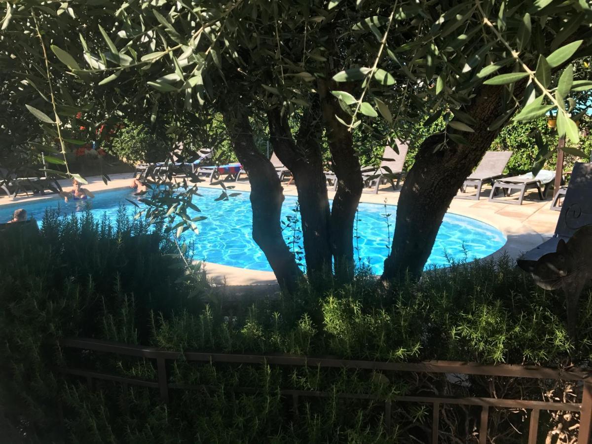 Logis Hotel Restaurant Hostellerie De La Tour Fontvieille Esterno foto