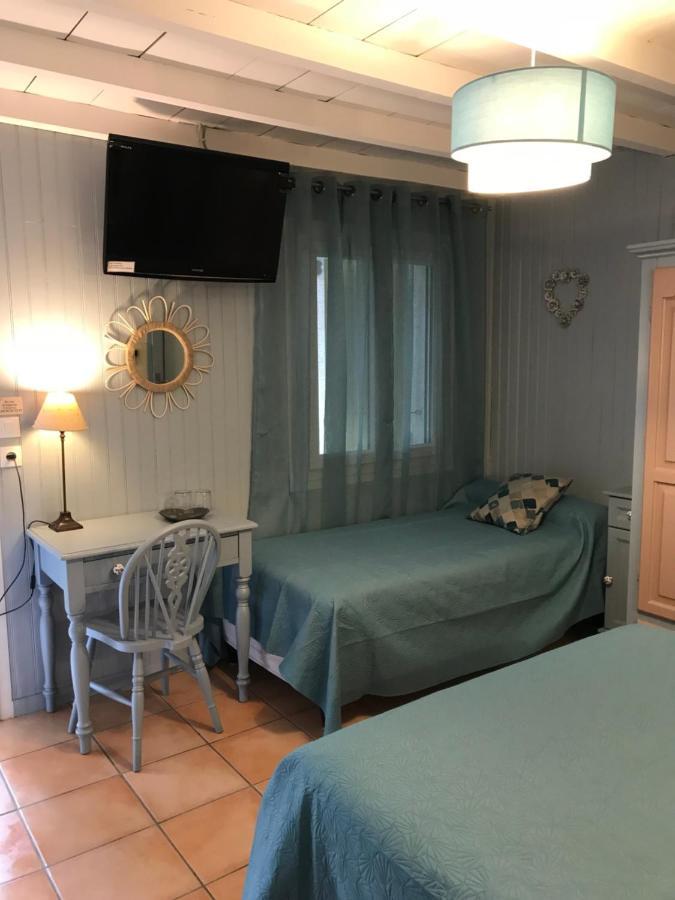 Logis Hotel Restaurant Hostellerie De La Tour Fontvieille Esterno foto